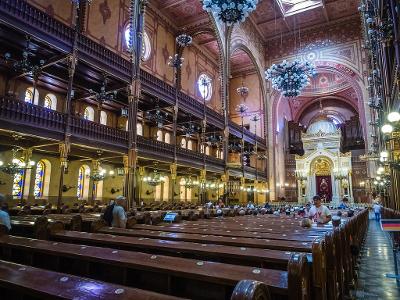 Who leads the prayers and services in a synagogue?
