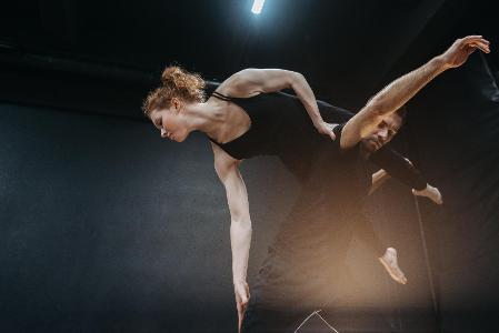 What is the significance of weight-sharing in contemporary dance?