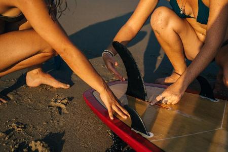 What is the purpose of the fin(s) on a paddleboard?