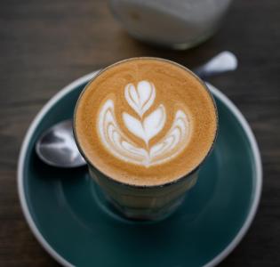 What is the main difference between a latte and a cappuccino?