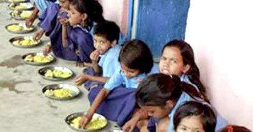 ગુજરાતની શાળાઓમાં 'મધ્યાહન ભોજન યોજના' ક્યાં મુખ્યમંત્રીએ દાખલ કરી હતી ?