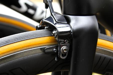 What type of brakes are commonly found on hybrid bikes?