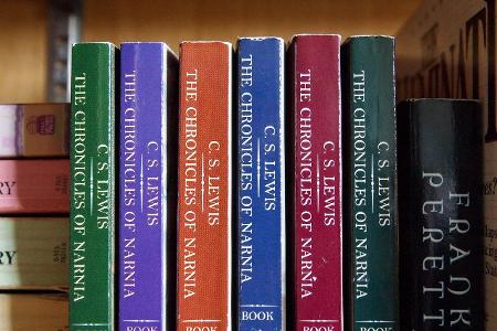 Who wrote the fantasy novel 'The Chronicles of Narnia'?