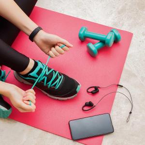 What should be done before starting a step aerobics session?