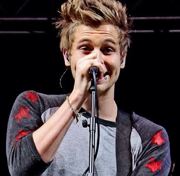 Chapter She Looks So Perfect (Luke) Chapter She Looks So Perfect (Luke)