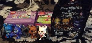 Opening fnaf blind bags w/ @lion_blogger and @foofy_wolf_chu