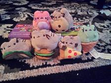 opening pusheen blind bag with @xxgummyxx and @foofy_wolf_chu