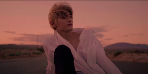 I paused the MV right as Taeyong looks stunning af O.O